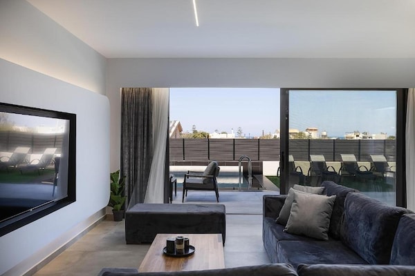 Foto van Villa met zeezicht, zwembad en barbecue voor 8 - Vakantiehuis in Gournes - LivingRoom