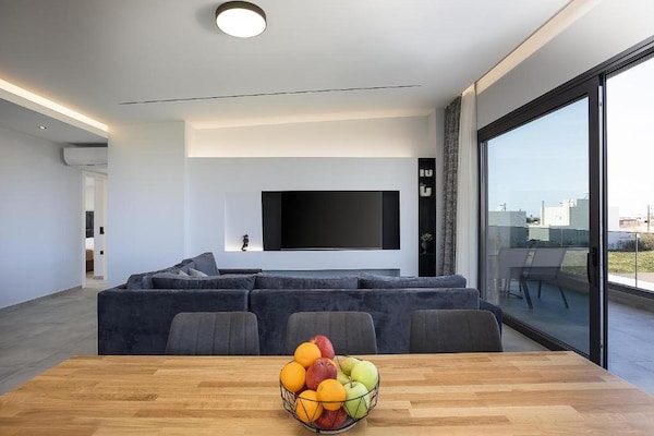 Foto van Villa met zeezicht, zwembad en barbecue voor 8 - Vakantiehuis in Gournes - LivingRoom