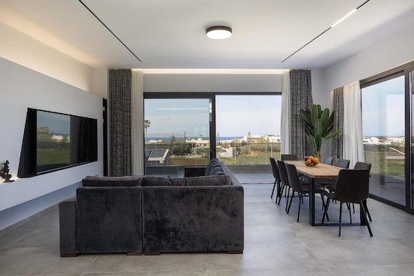 Foto van Villa met zeezicht, zwembad en barbecue voor 8 - Vakantiehuis in Gournes - LivingRoom