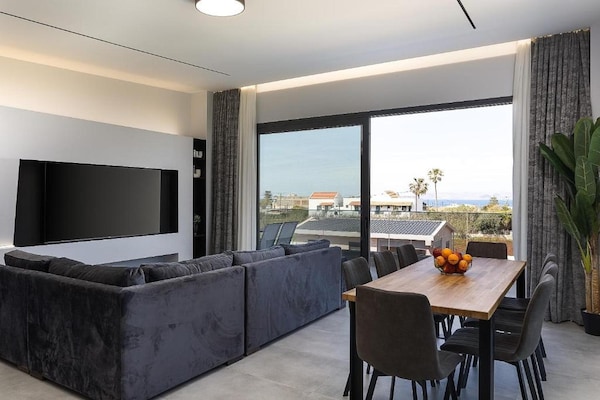 Foto van Villa met zeezicht, zwembad en barbecue voor 8 - Vakantiehuis in Gournes - LivingRoom