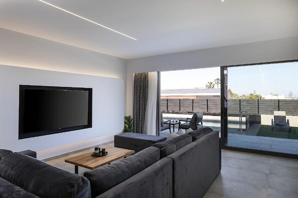 Foto van Villa met zeezicht, zwembad en barbecue voor 8 - Vakantiehuis in Gournes - LivingRoom