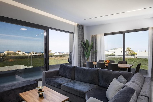 Foto van Villa met zeezicht, zwembad en barbecue voor 8 - Vakantiehuis in Gournes - LivingRoom