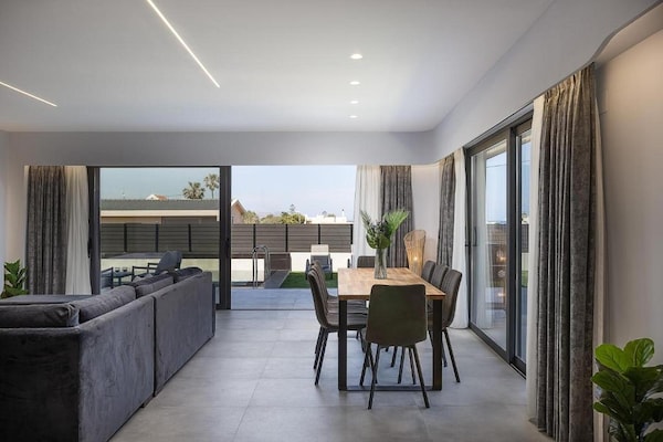 Foto van Villa met zeezicht, zwembad en barbecue voor 8 - Vakantiehuis in Gournes - DiningRoom