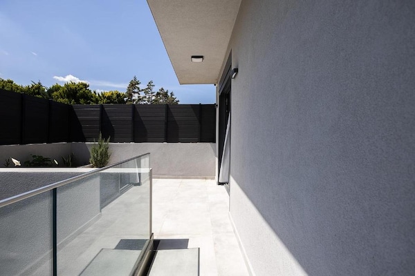 Foto van Villa met zeezicht, zwembad en barbecue voor 8 - Vakantiehuis in Gournes - TerraceBalcony