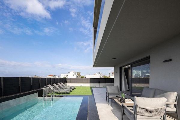 Foto van Villa met zeezicht, zwembad en barbecue voor 8 - Vakantiehuis in Gournes - ExteriorSummer