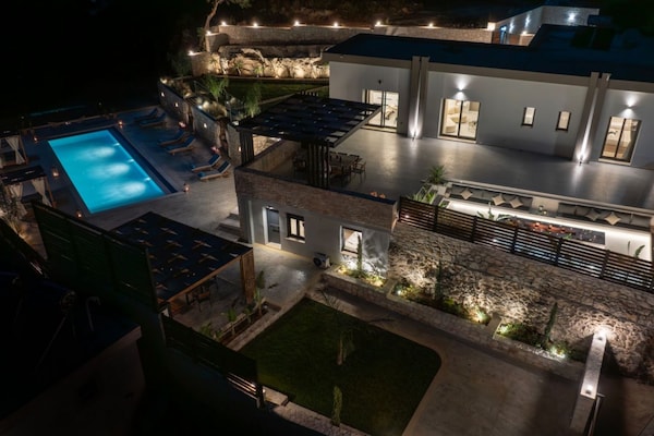 Foto van Villa Kournas met zwembad, geschikt voor 12 gasten - ExteriorSummer