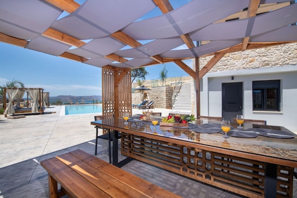 Foto van Villa Kournas met zwembad, geschikt voor 12 gasten - TerraceBalcony