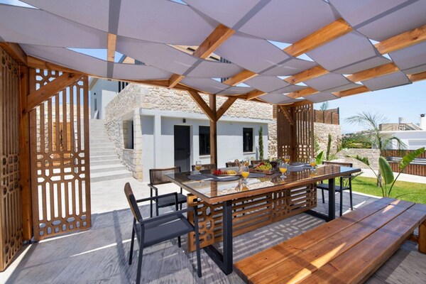 Foto van Villa Kournas met zwembad, geschikt voor 12 gasten - TerraceBalcony