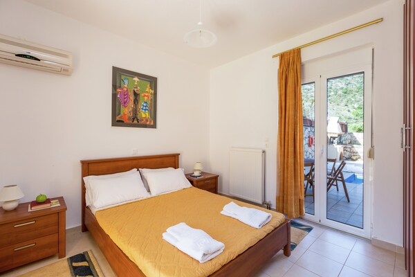 Foto van Villa privézwembad, tegen berghelling, met fantastisch uitzicht op baai van Bali - BedRoom