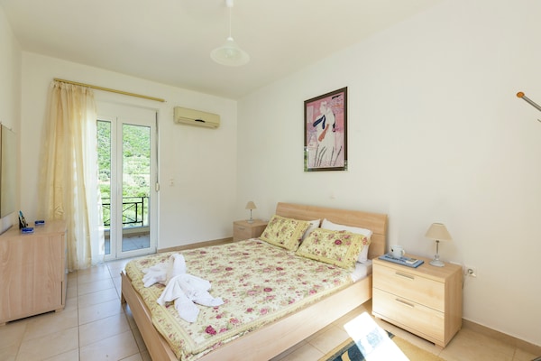 Foto van Villa privézwembad, tegen berghelling, met fantastisch uitzicht op baai van Bali - BedRoom