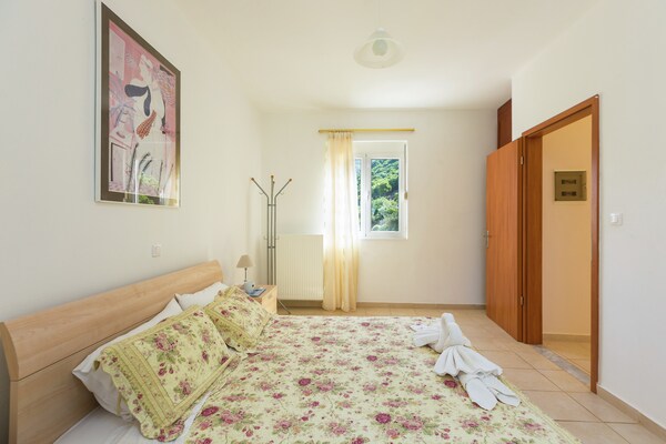 Foto van Villa privézwembad, tegen berghelling, met fantastisch uitzicht op baai van Bali - BedRoom