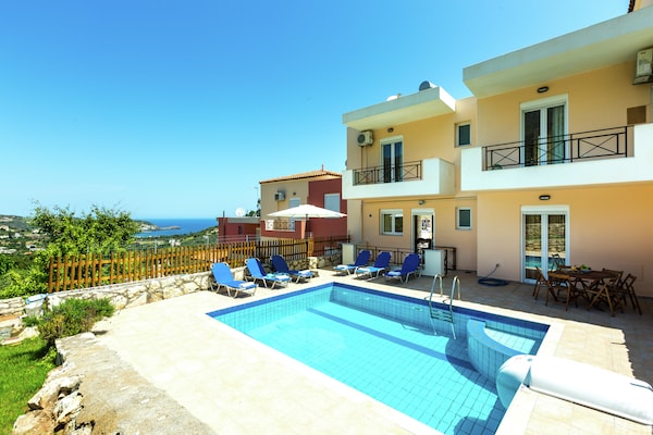 Foto van Villa privézwembad, tegen berghelling, met fantastisch uitzicht op baai van Bali - ExteriorSummer