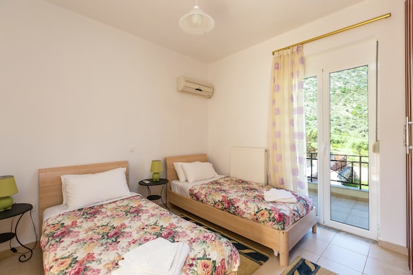 Foto van Villa privézwembad, tegen berghelling, met fantastisch uitzicht op baai van Bali - BedRoom