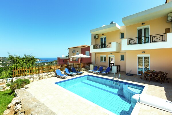 Foto van Villa privézwembad, tegen berghelling, met fantastisch uitzicht op baai van Bali - ExteriorSummer
