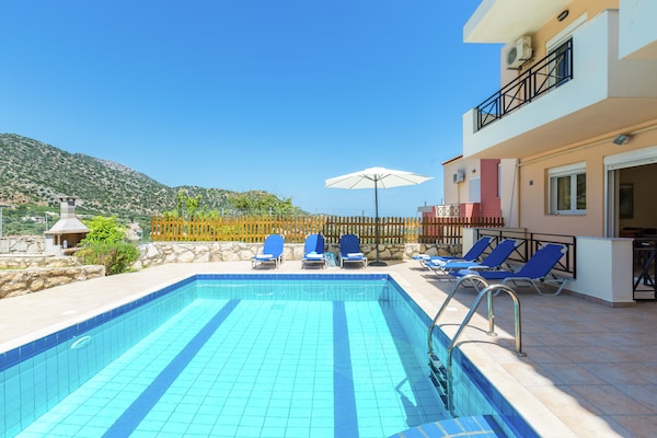 Foto van Villa privézwembad, tegen berghelling, met fantastisch uitzicht op baai van Bali - PoolOfHouse