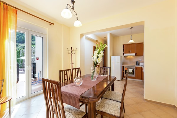 Foto van Villa op een heuvel met privézwembad - Vakantiehuis in Bali - DiningRoom