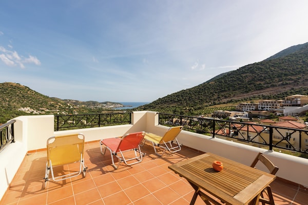 Foto van 4 Afzonderlijke Villa's, zwembad en zeezicht voor groepen tot 28 personen, Bali - TerraceBalcony