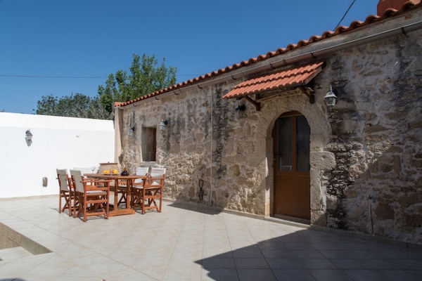 Foto van Villa in Margarites met Zwembad en Uitzicht - Vakantiehuis in Pigouniana - Outdoor