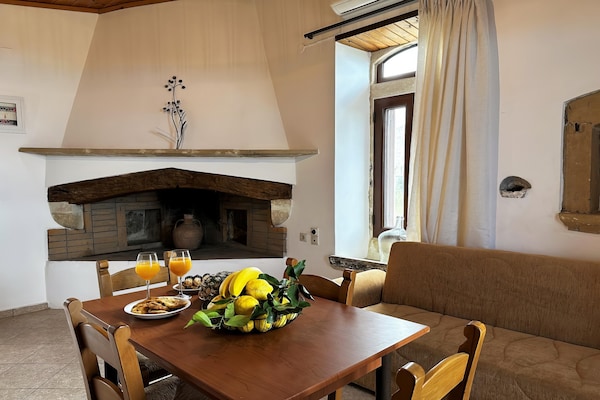 Foto van Villa in Margarites met Zwembad en Uitzicht - Vakantiehuis in Pigouniana - LivingRoom