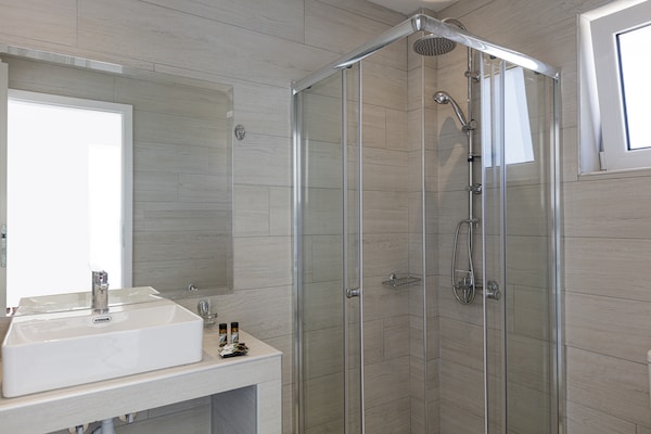 Foto van Villa in Mariou met privézwembad & strand - Vakantiehuis in Mariou - BathRoom
