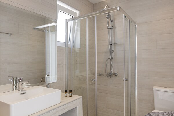 Foto van Villa in Mariou met privézwembad & strand - Vakantiehuis in Mariou - BathRoom
