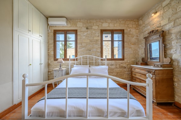 Foto van Villa in Spili met Uitzicht & Zwembad - Vakantiehuis in Lampini - BedRoom