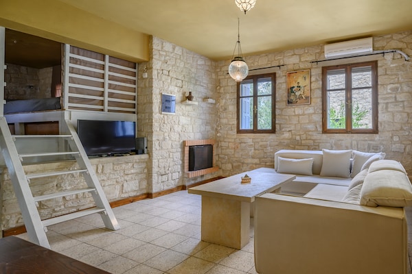 Foto van Villa in Spili met Uitzicht & Zwembad - Vakantiehuis in Lampini - LivingRoom