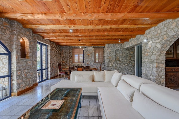 Foto van Villa op Kreta met privézwembad en bergzicht - Vakantiehuis in Lampini - LivingRoom