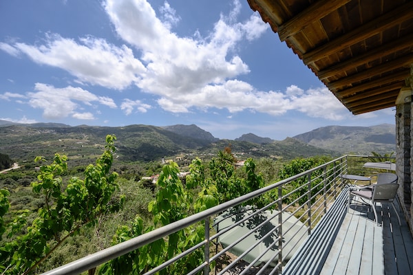 Foto van Villa op Kreta met privézwembad en bergzicht - Vakantiehuis in Lampini - TerraceBalcony
