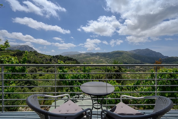 Foto van Villa op Kreta met privézwembad en bergzicht - Vakantiehuis in Lampini - TerraceBalcony