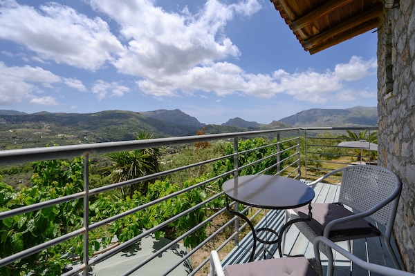 Foto van Villa op Kreta met privézwembad en bergzicht - Vakantiehuis in Lampini - TerraceBalcony