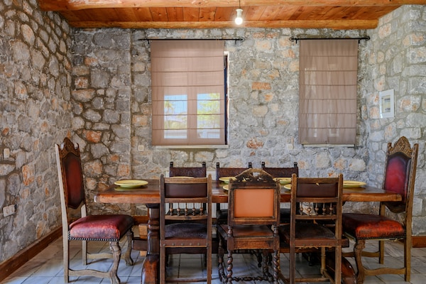 Foto van Villa op Kreta met privézwembad en bergzicht - Vakantiehuis in Lampini - DiningRoom