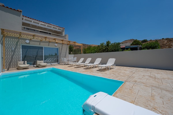 Foto van Villa in Damnoni met zwembad bij strand - Vakantiehuis in Damnoni - PoolOfHouse