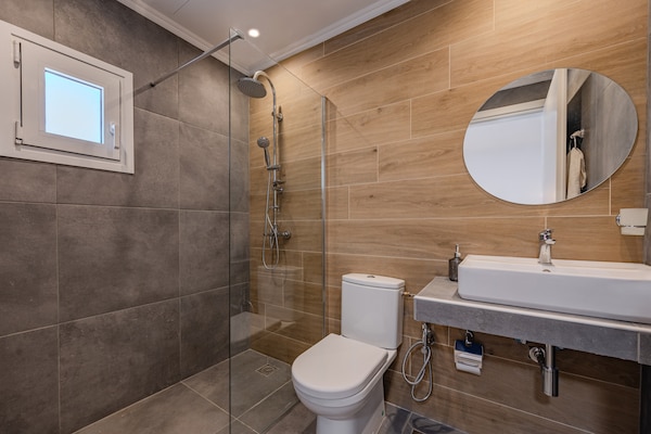 Foto van Villa in Damnoni met zwembad bij strand - Vakantiehuis in Damnoni - BathRoom