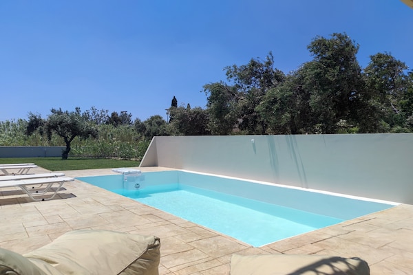 Foto van Villa in Damnoni met zwembad bij strand - Vakantiehuis in Damnoni - PoolOfHouse