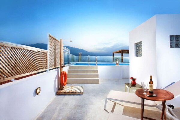 Foto van Villa Episkopi met fitnessruimte en zwembad - Vakantiehuis in Episkopi - TerraceBalcony