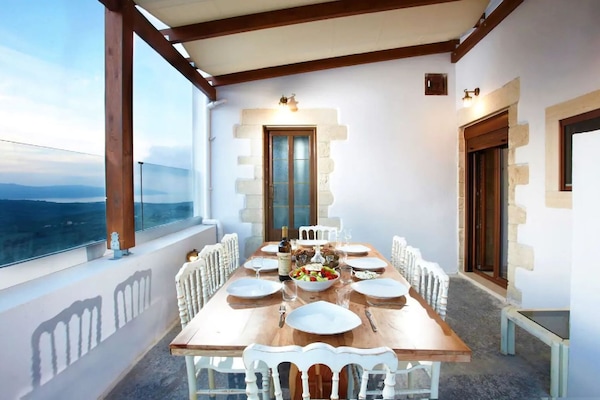 Foto van Villa Episkopi met fitnessruimte en zwembad - Vakantiehuis in Episkopi - TerraceBalcony