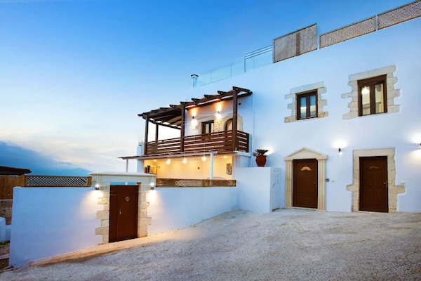 Foto van Villa Episkopi met fitnessruimte en zwembad - Vakantiehuis in Episkopi - ExteriorSummer