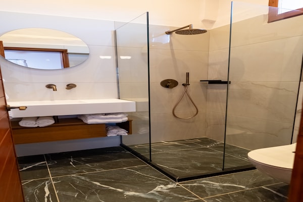 Foto van Villa in Panormo met Zwembad en Strand dichtbij - Vakantiehuis in Panormo - BathRoom