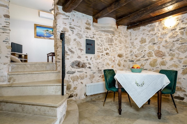 Foto van Villa met 5 slaapkamers en verwarmd zwembad - Vakantiehuis in Panormo - DiningRoom