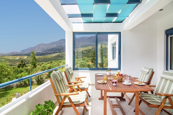 Foto van Villa in Lefkogia bij Souda Strand - Vakantiehuis in Lefkogia - TerraceBalcony