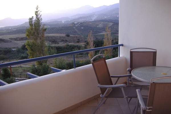 Foto van Villa in Lefkogia bij Souda Strand - Vakantiehuis in Lefkogia - TerraceBalcony
