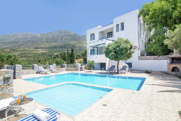 Foto van Villa in Lefkogia bij Souda Strand - Vakantiehuis in Lefkogia - ExteriorSummer