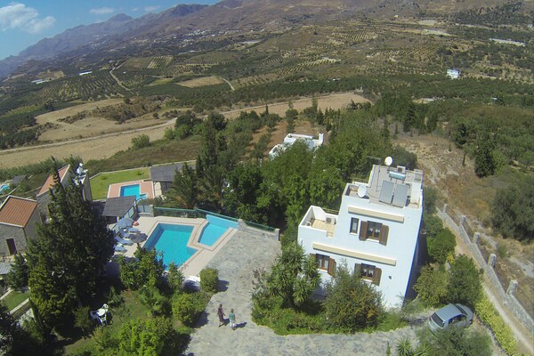 Foto van Villa in Lefkogia met Zwembad - Vakantiehuis in Lefkogia - AreaSummer1KM