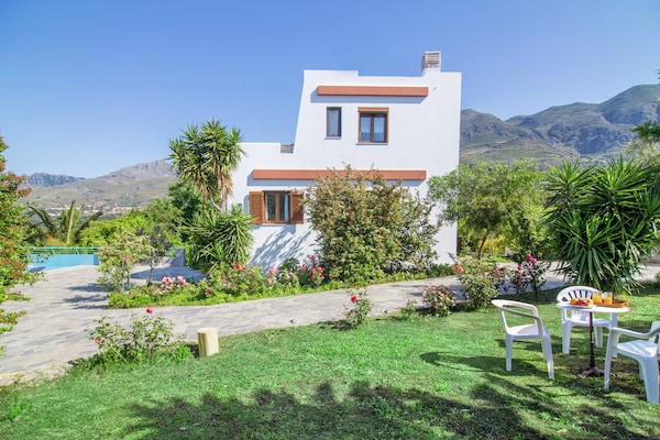 Foto van Villa in Lefkogia met Zwembad - Vakantiehuis in Lefkogia - ExteriorSummer