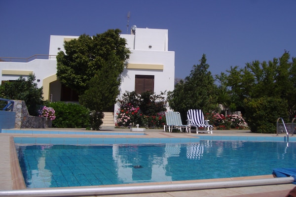 Foto van Villa in Lefkogia met Zwembad - Vakantiehuis in Lefkogia - ExteriorSummer