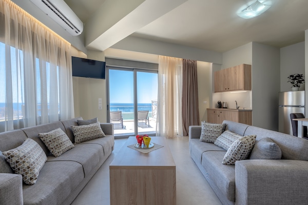 Foto van Villa in Plakias met Zwembad en Strand - Vakantiehuis in Plakias - LivingRoom
