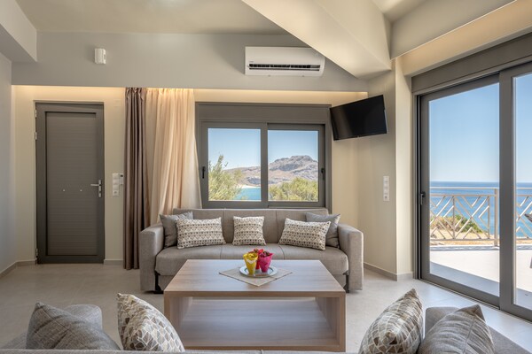 Foto van Villa in Plakias met Zwembad en Strand - Vakantiehuis in Plakias - LivingRoom