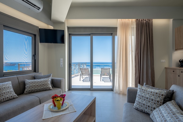 Foto van Villa in Plakias met Zwembad en Strand - Vakantiehuis in Plakias - LivingRoom