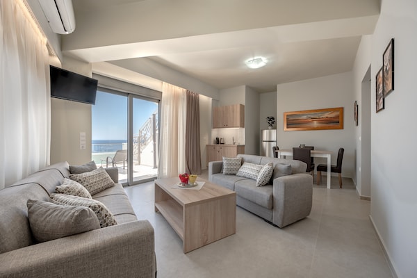 Foto van Villa in Plakias met Zwembad en Strand - Vakantiehuis in Plakias - LivingRoom